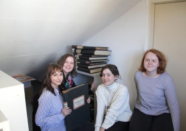 Vier Schülerinnen organisieren Erinnerung an Vertreibung