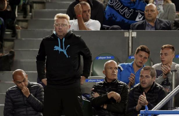 Boris Becker beobachtet ein Tennismatch von der Tribüne aus.