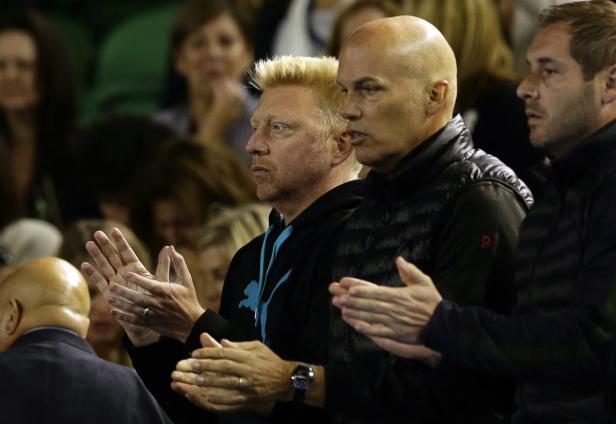 Boris Becker und andere applaudieren auf einer Veranstaltung.