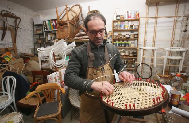 Sesselflechter Gerhard Stöglehner hat die Fäden in der Hand