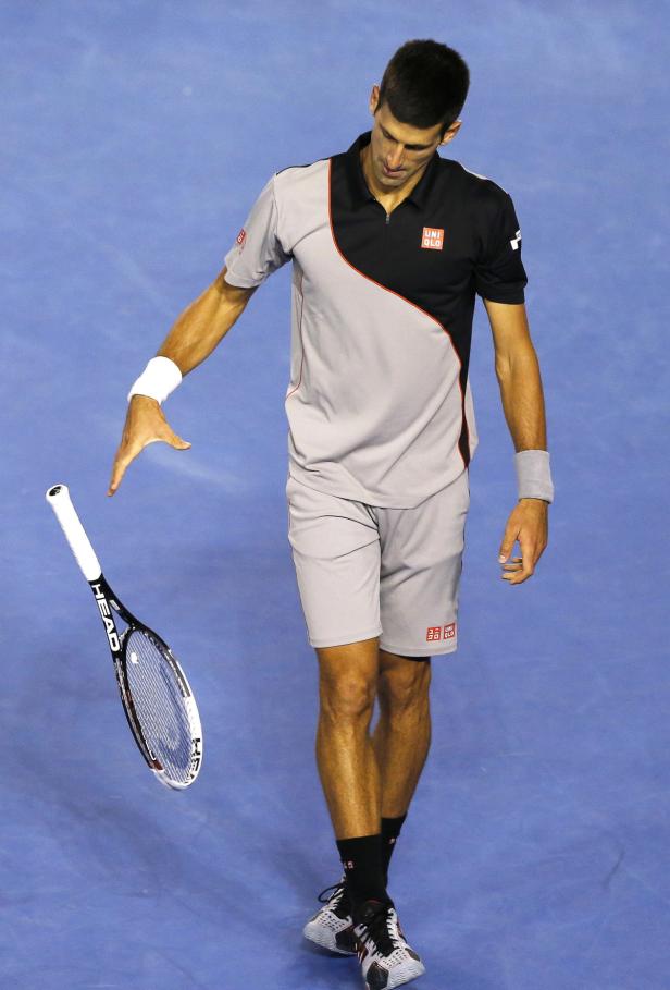 Novak Đoković lässt seinen Tennisschläger fallen.