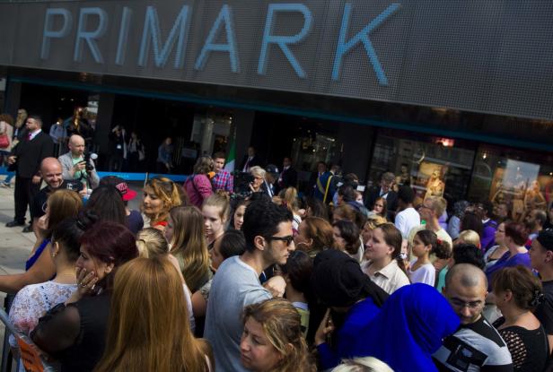 Eine Menschenmenge versammelt sich vor einem Primark-Geschäft.