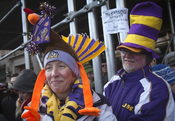 Zwei Fans der Madison Dukes in auffälligen Hüten bei einer Veranstaltung.