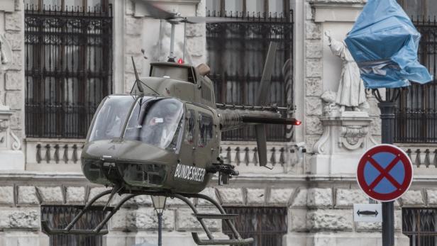 Ein Hubschrauber des Bundesheeres vor einem Gebäude in Wien.