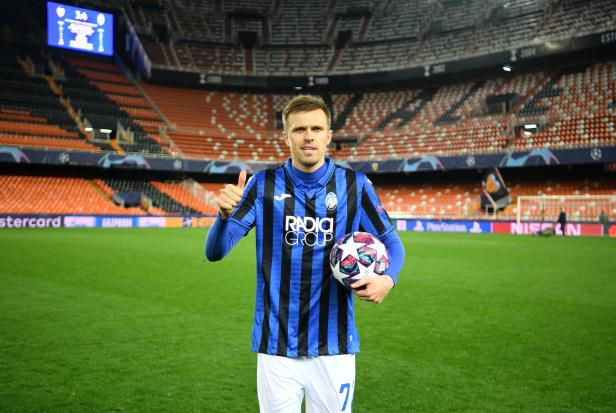 Ein Fußballspieler von Atalanta steht mit einem Ball in der Hand im Stadion Mestalla.
