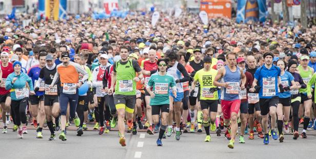 Eine große Menschenmenge läuft beim Vienna City Marathon 2016.