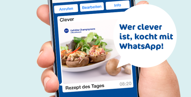 Ein Smartphone zeigt gefüllte Champignons als „Rezept des Tages“ in einer Chat-App an.