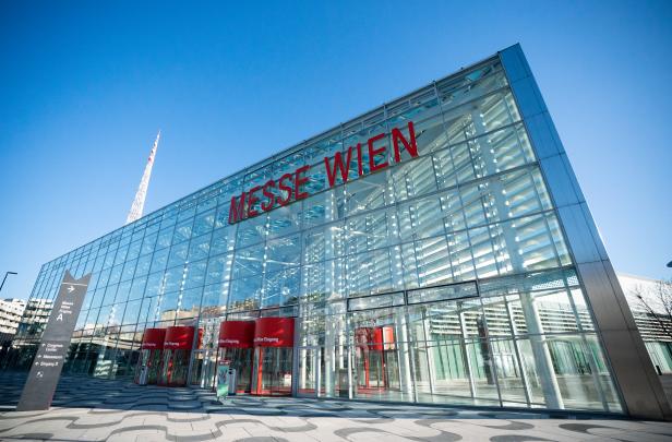 Die Messe Wien mit ihrer modernen Glasfassade unter blauem Himmel.