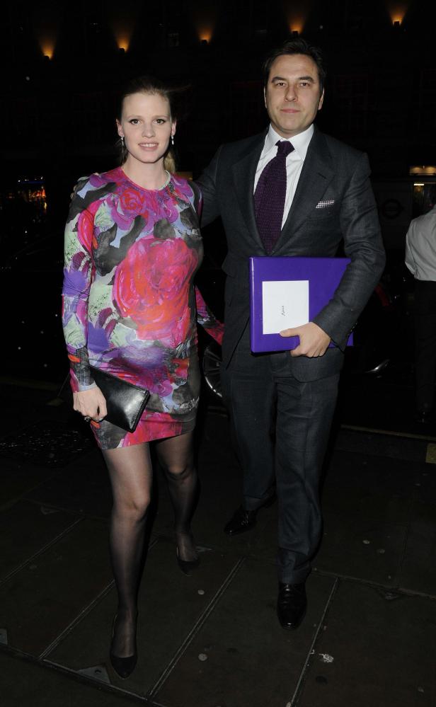 David Walliams und eine Frau mit Blumenkleid bei einer Veranstaltung.