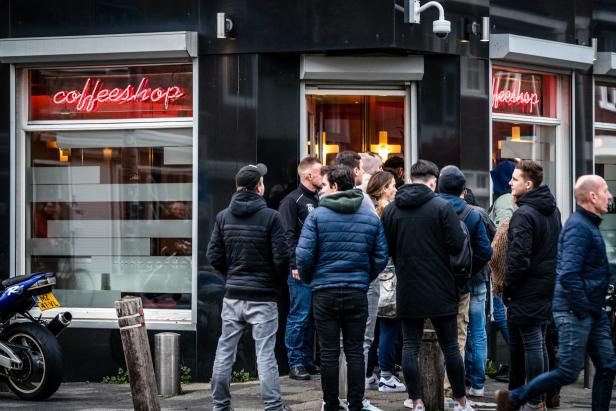 Long lines at coffee shops due to cabinet coronavirus decision