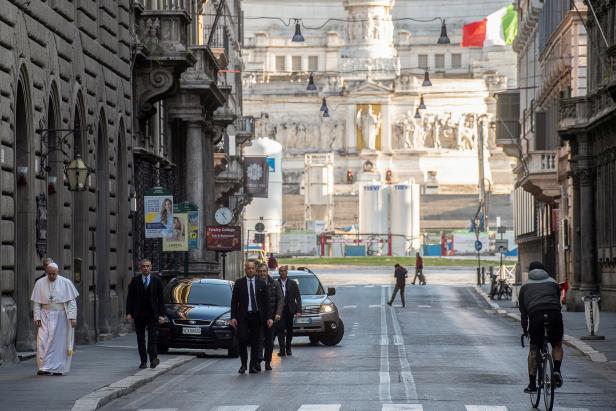Video: Papst geht zu Fuß durch das verlassene Rom
