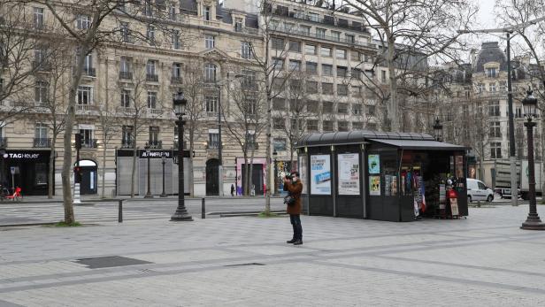 In Paris bei der Champs-Elysees ist es leer geworden