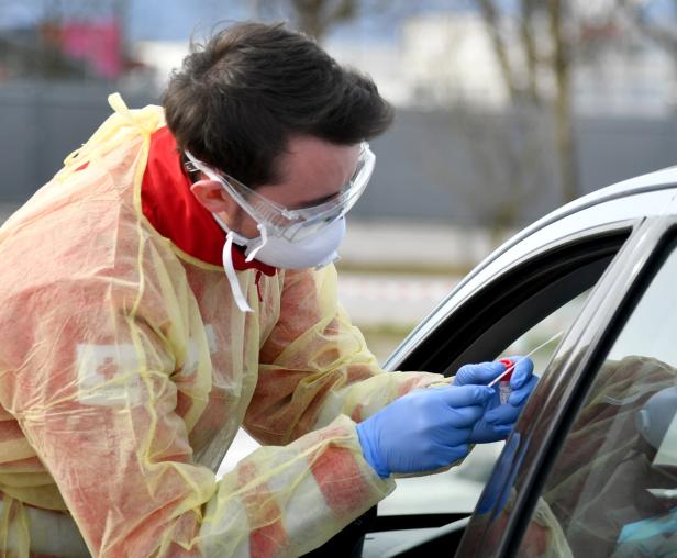 Coronavirus: Rotes Kreuz Salzburg baut "Drive-in"-Teststation auf