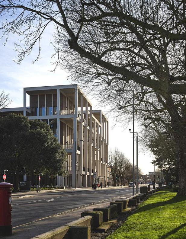 Die Expertise der Pritzker-Siegerinnen zeigt sich etwa auch … S_Town-House-Kingston-University_2