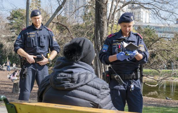 Mit der Polizei auf Corona-Kontrolle im Wiener Stadtpark