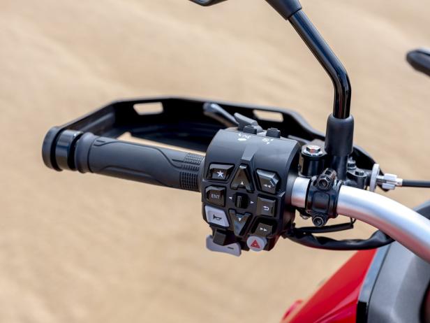 189337_20ym_africa_twin_left_switch.jpg