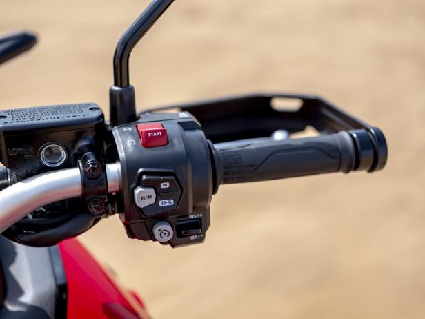 189338_20ym_africa_twin_right_switch.jpg