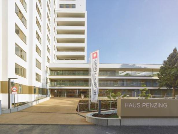 Das Haus Penzing, ein modernes Gebäude mit einem Schild, das den Namen trägt.