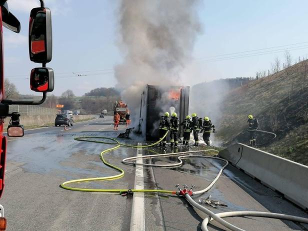 Lkw auf der Westautobahn stand in Flammen
