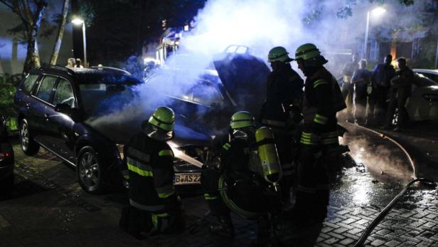 Berliner Autos gehen in Flammen auf
