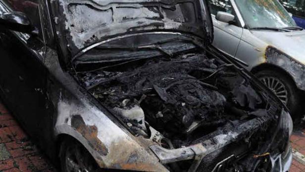 Berliner Autos gehen in Flammen auf