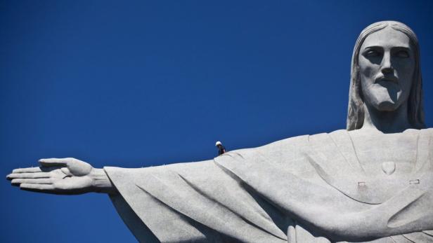 Die Christusstatue in Rio de Janeiro vor einem blauen Himmel.