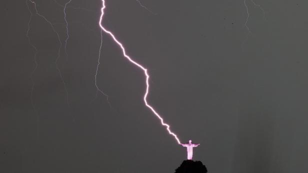 Ein Blitz schlägt in die Christusstatue in Rio de Janeiro ein.
