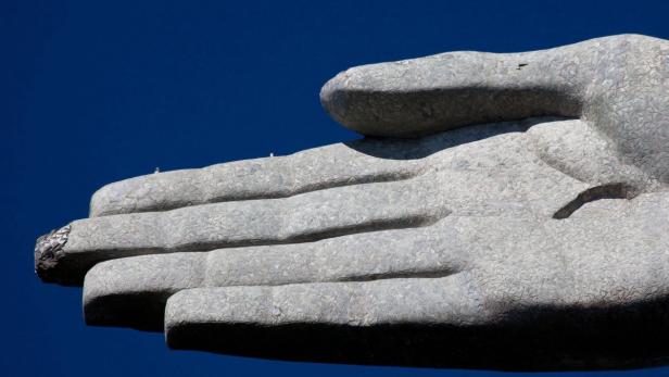 Nahaufnahme der Hand von Cristo Redentor in Rio de Janeiro.
