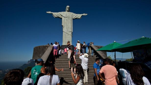 Die Christusstatue in Rio de Janeiro mit Besuchern im Vordergrund.