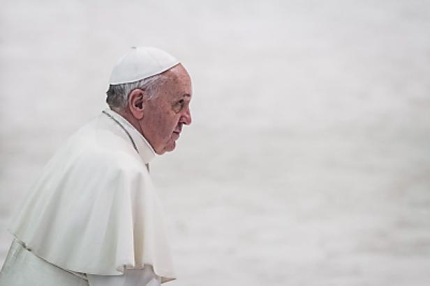 Papst Franziskus in seinem weißen Gewand im Profil.
