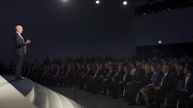 Eine Person hält eine Rede vor einem Publikum beim Weltwirtschaftsforum.
