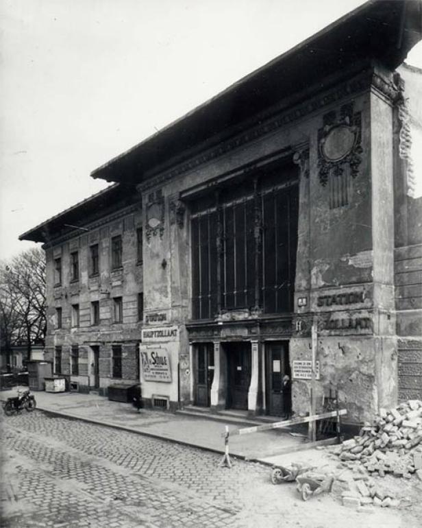 Das Hauptzollamt „Station Zollamt“ in einer Schwarzweißaufnahme.