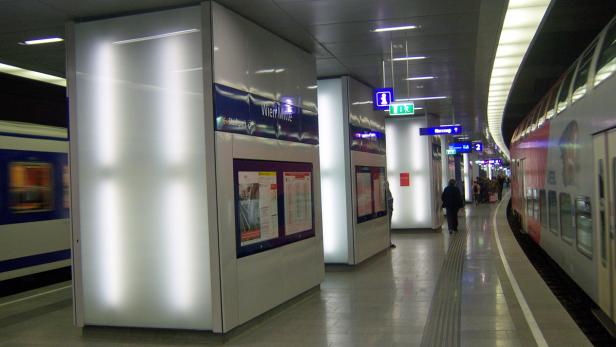 Ein Bahnsteig der S-Bahn Station Wien Mitte mit wartenden Fahrgästen.