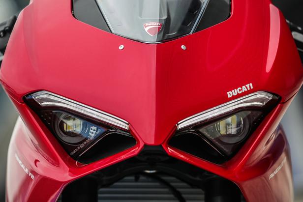 ducati_panigale_v2_50_uc104713_low.jpg