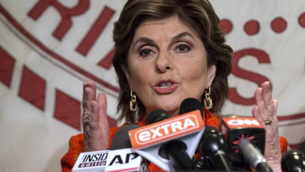 Gloria Allred spricht vor Mikrofonen von CNN, Extra und AP.