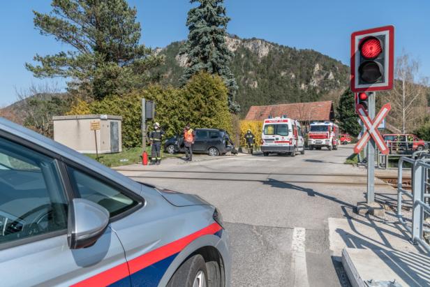 NÖ: Zug krachte mit 120 km/h gegen Auto