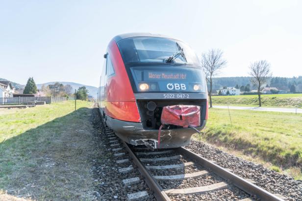 NÖ: Zug krachte mit 120 km/h gegen Auto