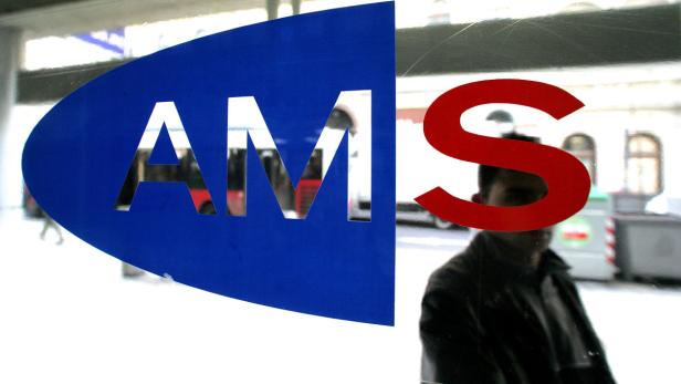 Das Logo des Arbeitsmarktservice (AMS) ist auf einer Glasscheibe zu sehen.