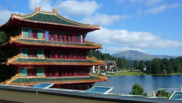 Die chinesische Pagode steht am Ufer des Schwarzsees in den Schweizer Alpen.
