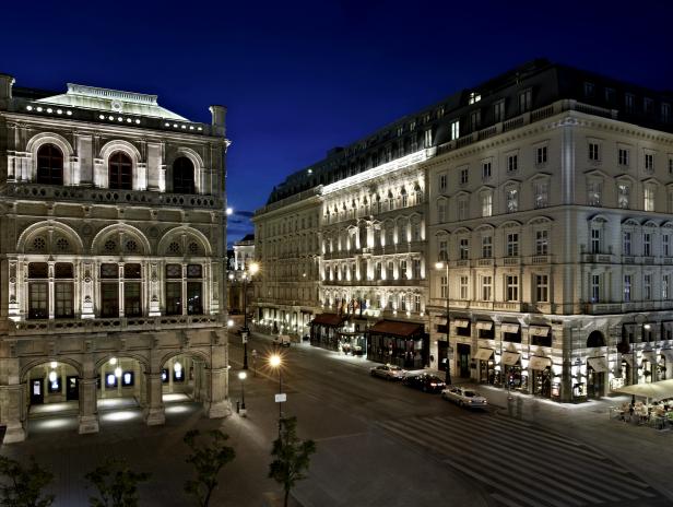 Die Wiener Staatsoper und das Hotel Sacher bei Nacht.