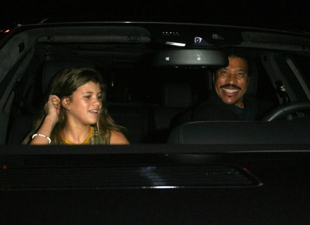 Lionel Richie fährt mit einem jungen Mädchen in einem Auto.