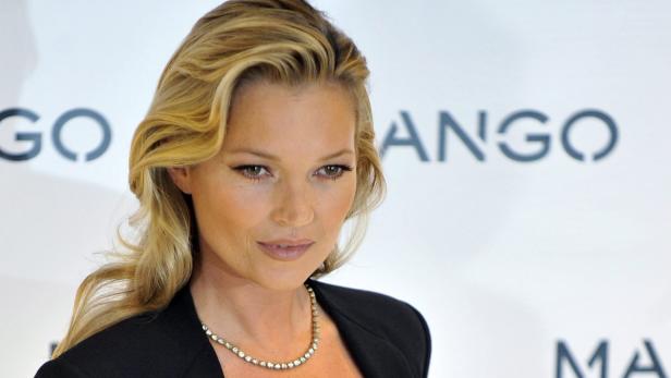 Kate Moss posiert vor einem Mango-Logo.