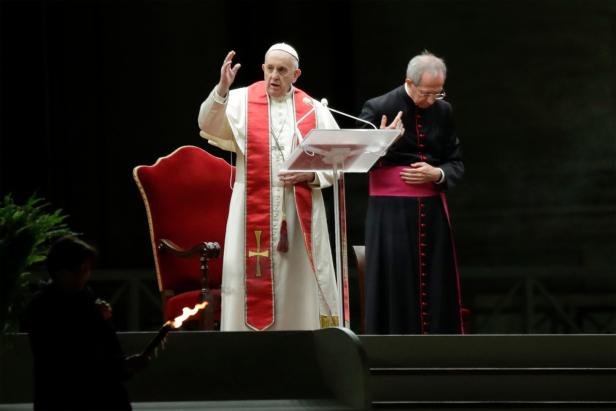 Papst betete Kreuzweg auf fast menschenleerem Petersplatz