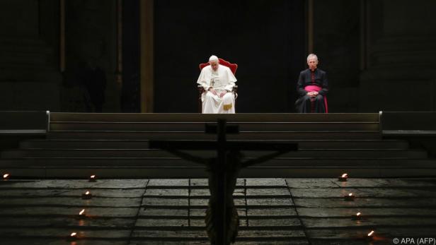 Papst fast allein beim Kreuzweg auf dem Petersplatz