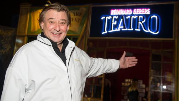 Reinhard Gerer vor dem Eingang seines „Teatro“.