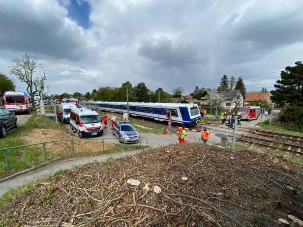 Züge zermalmten Paketwagen: Fahrer konnte rechtzeitig flüchten