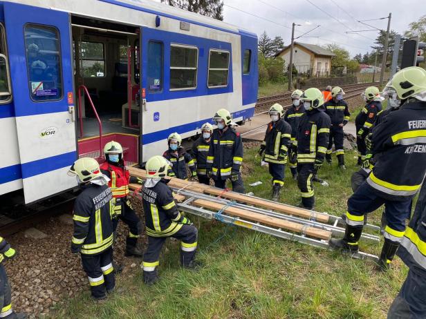 Züge zermalmten Paketwagen: Fahrer konnte rechtzeitig flüchten