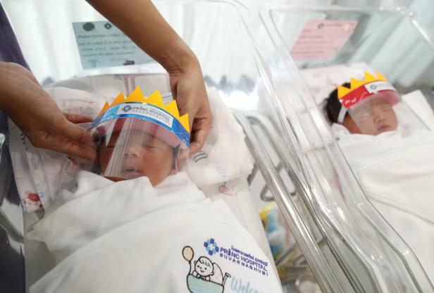 Thailand: Neugeborene bekommen Gesichtsschutz gegen Coronavirus