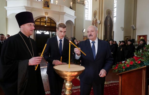 Orthodoxes Osterfest - schwarze Schafe küssten Patriarchen-Ring