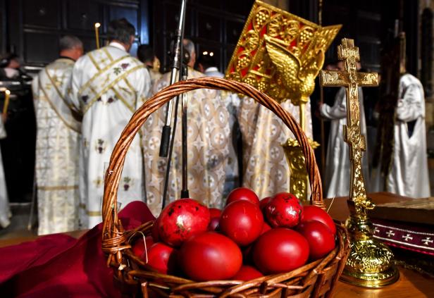 Orthodoxes Osterfest - schwarze Schafe küssten Patriarchen-Ring